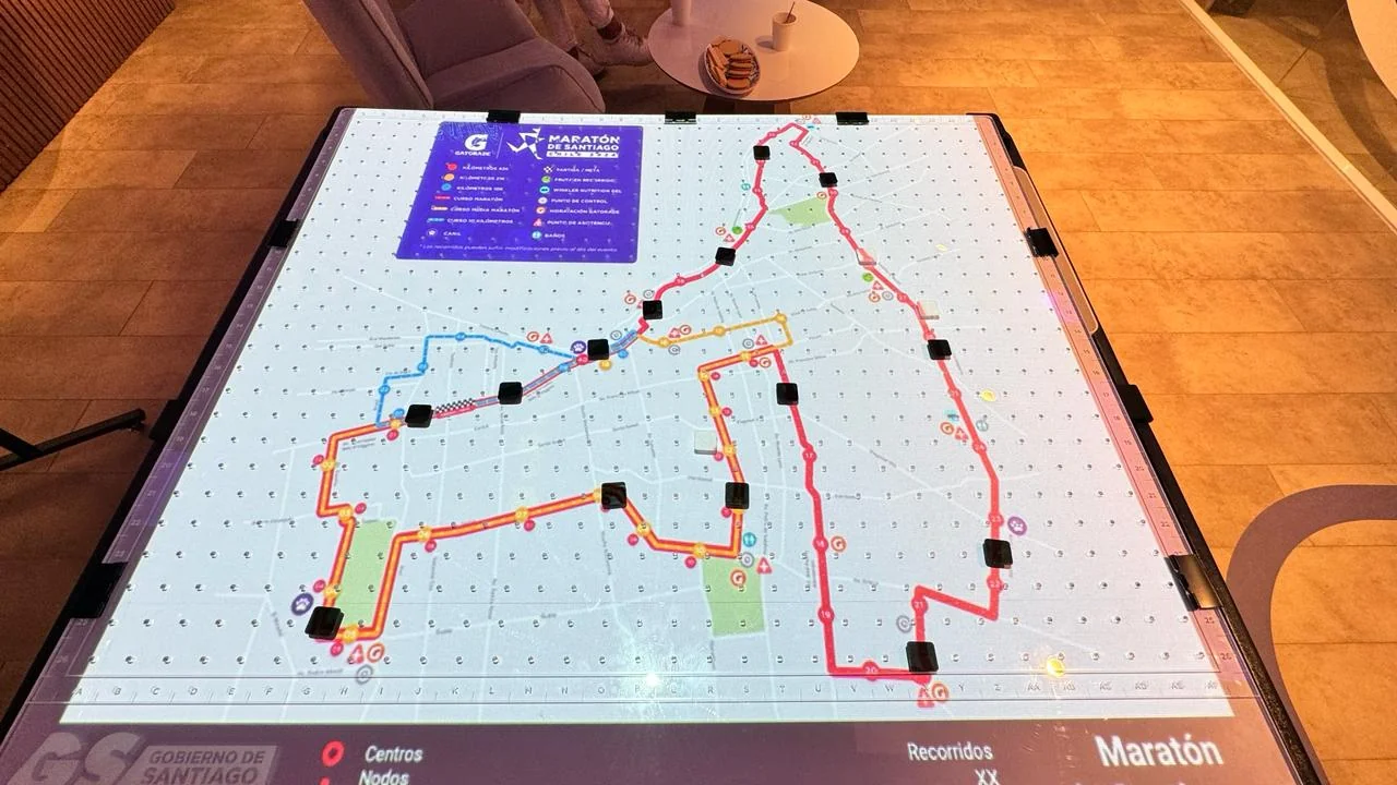 Tactile table projecting the Maratón de Santiago route with color-coded 42k, 21k and 10k courses plus operational legend.