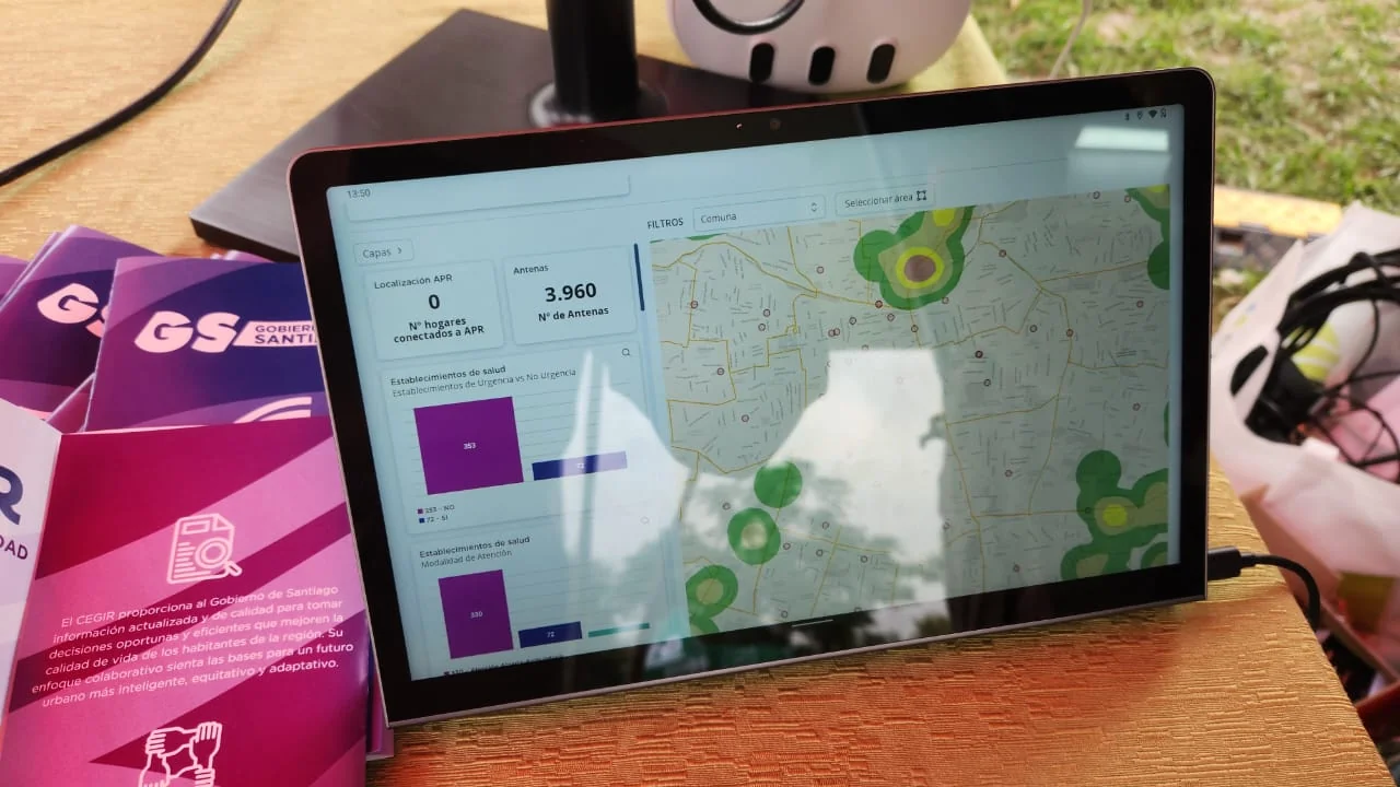 CEGIR Núcleos app running on a laptop at an operational table during the marathon, next to printed CEGIR brochures.
